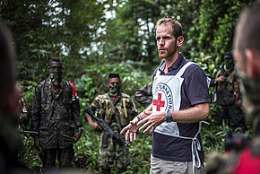 Foto: Mitarbeiter des ICRC im Gespräch mit einer Konfliktpartei