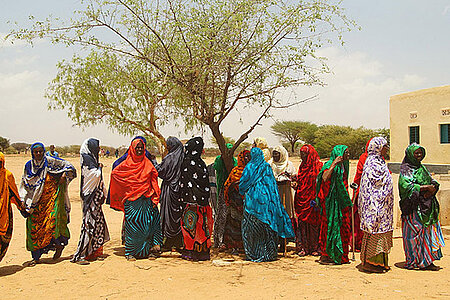 Foto: Gruppe bunt gekleideter Frauen in Somalia