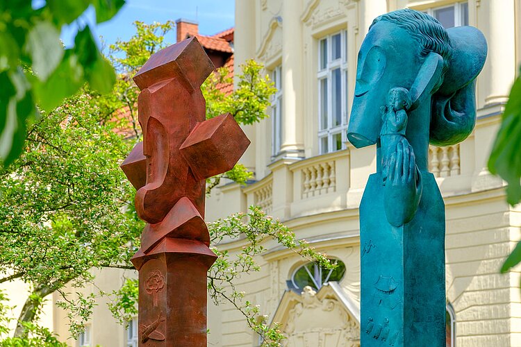 zwei Skulpturen abstrakter Gesichter