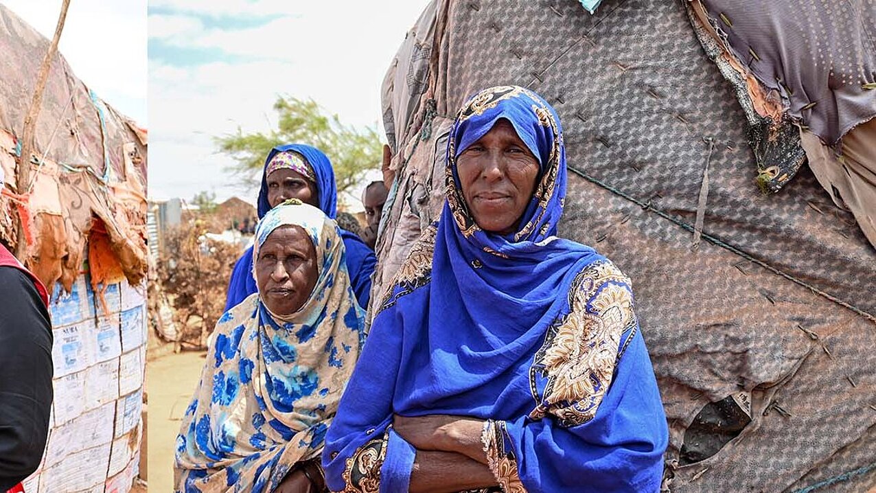 Frauen vor somalischen Behausungen
