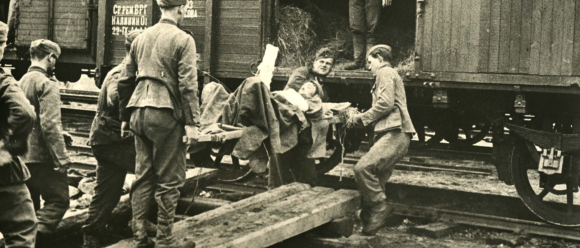 Zweiter Weltkrieg Ausladen verwundeten Soldaten aus Zug