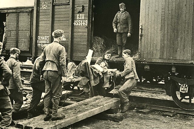 Ausladen verwundeten Soldaten aus Zug