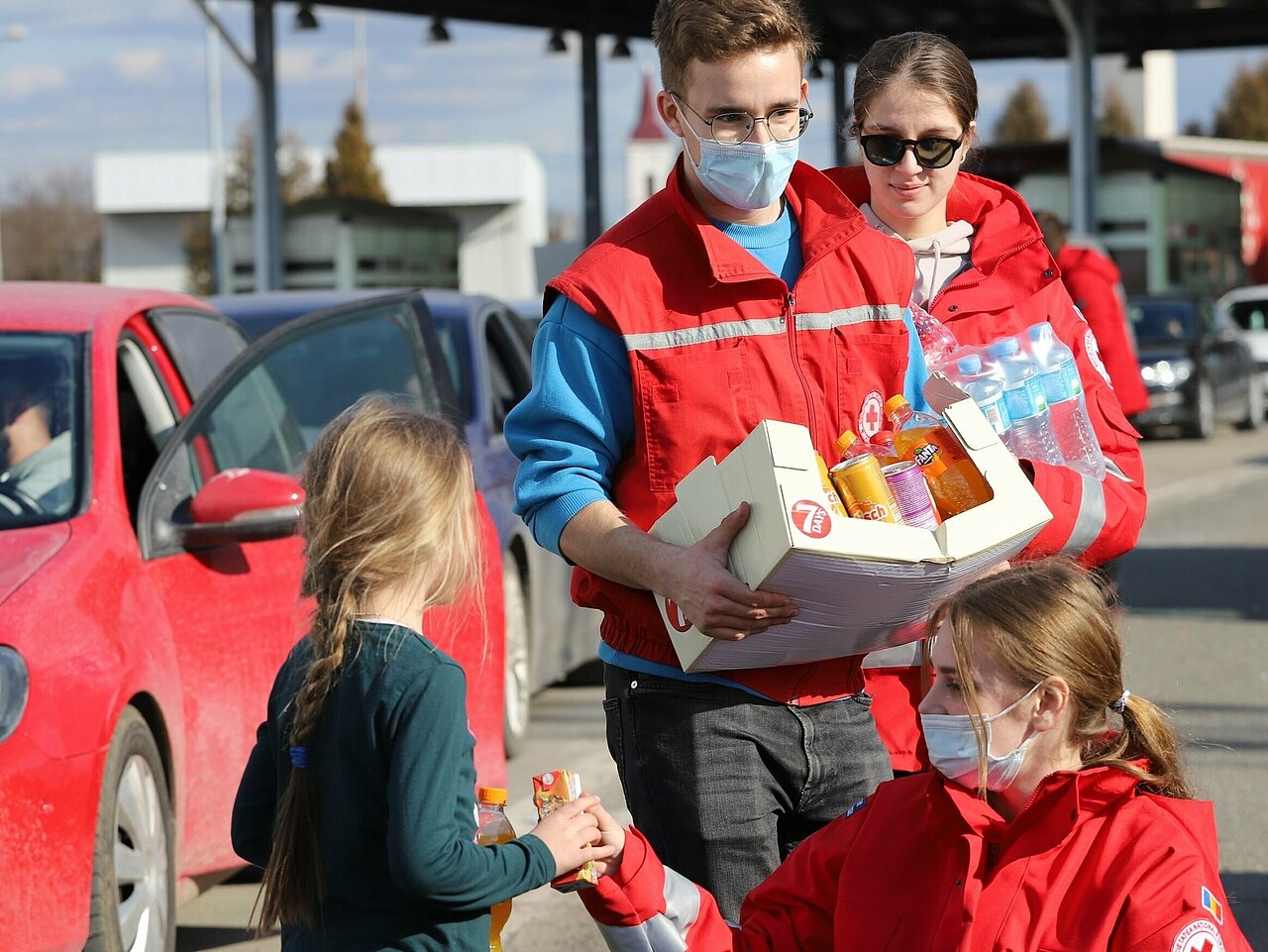 Rotkreuz-Helfer mit Hilfsgütern 