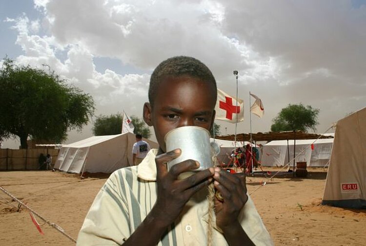 Deutsches Rotes Kreuz DRK, Einsaetze / Hilfseinsaetze, Ausland / Auslandshilfe, Sudan - Darfur, Flüchtlinge, Versorgung, Betreuung, Ernährung, Kind