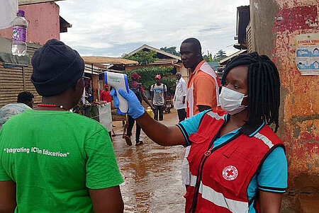 Fiebermessen am Eingang eines Marktes in Uganda