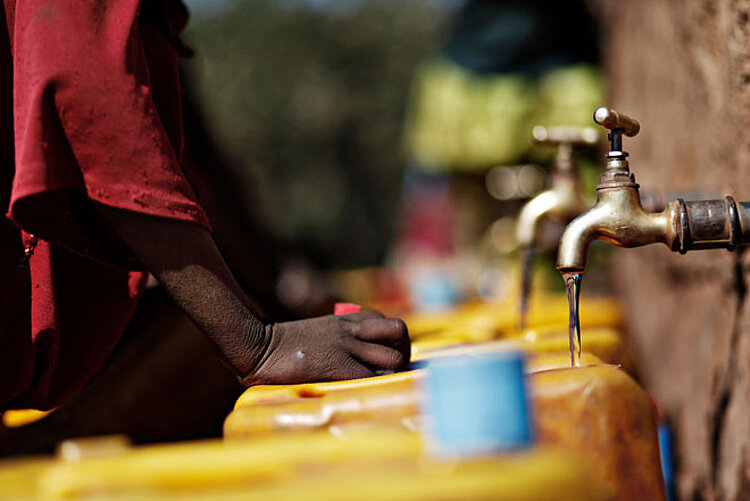Foto: Wasserhähne und Wasserkanister