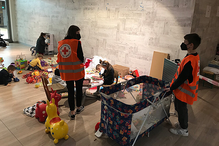 Kinderutensilien in der DRK-Warenausgabe