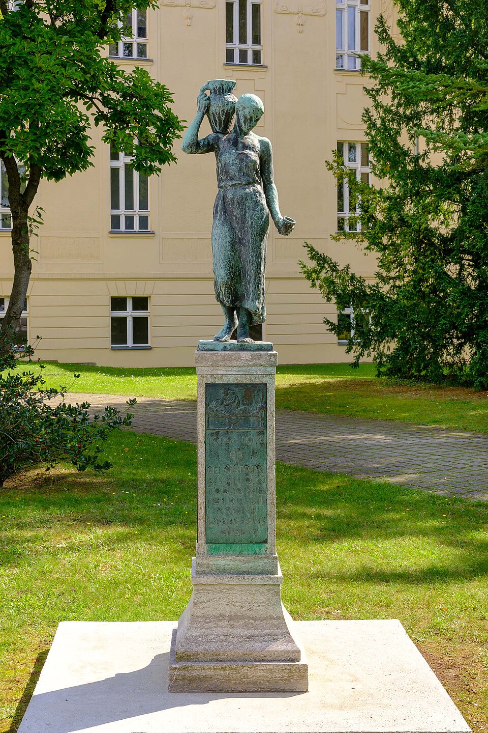 Skulptur ‚Die Wasserträgerin‘ vor DRK-Generalsekretariat