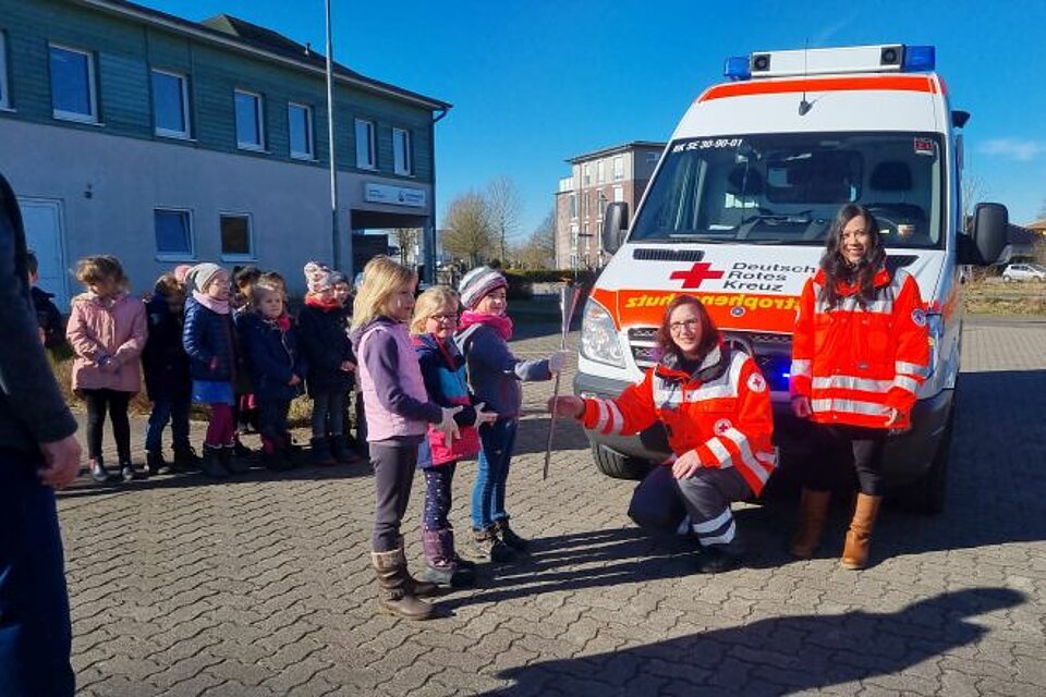 Am 07.03. brachte ein „Fackelläufer“ die Fackel in die DRK Kita „Löwenzahn“ in Bad Bramstedt, wo die Kinder die Fackel bereits erwarteten. 