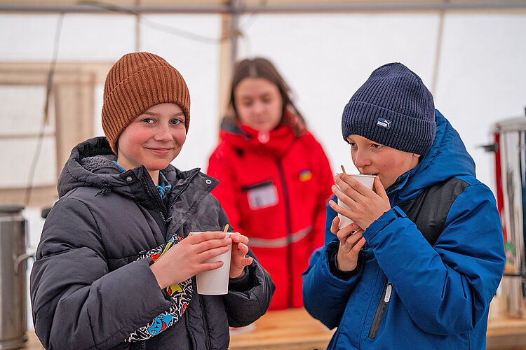 Zwei Jungs wärmen sich auf in der Rahmen der Winterhilfe in der Ukraine