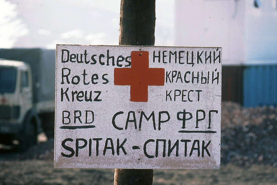 Rotkreuz-Schild mit deutscher und armenischer Aufschrift