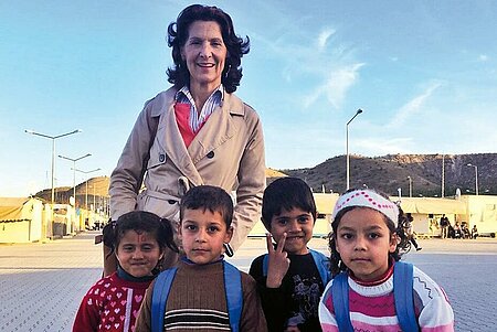 Foto: Collage eines Bildes von Antonia Rados mit Kindern sowie einer Hilfsgüterverteilung in Syrien