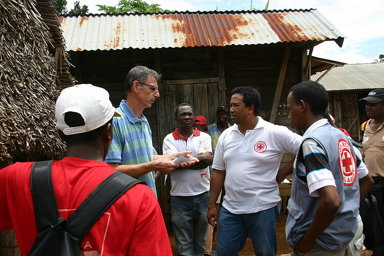 DRK-Mitarbeiter gibt Weisungen zu Notfallplänen an Mitarbeiter vom Madagassischen Roten Kreuz