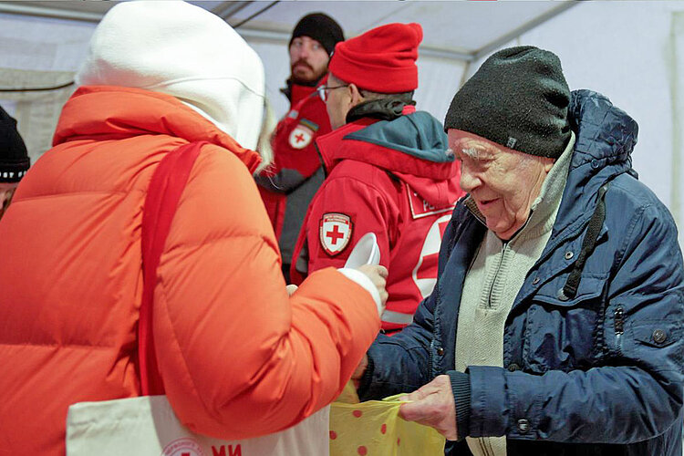 Ausgabe von warmen Mahlzeiten in der Ukraine 