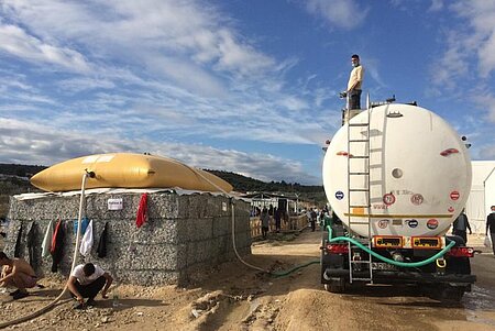 Flüchtlingshilfe in Griechenland: Aufbau eines Wassertanks