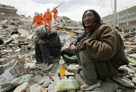 Erdbeben in China: Menschen auf Trümmern