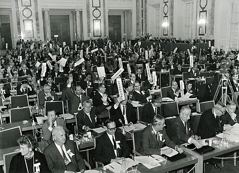 Die Vollversammlung der Delegierten auf der Wiener Rotkreuzkonferenz (Gustav Schikola / IKRK)