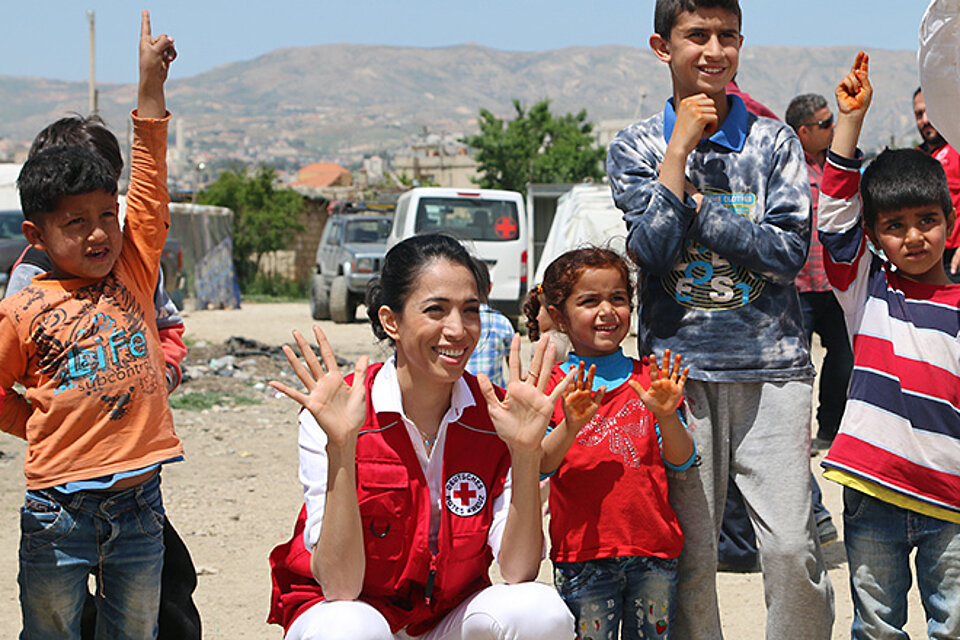 Foto: DRK-Botschafterin Zohre Esmaeli beim Hygienetraining für Kinder im Libanon