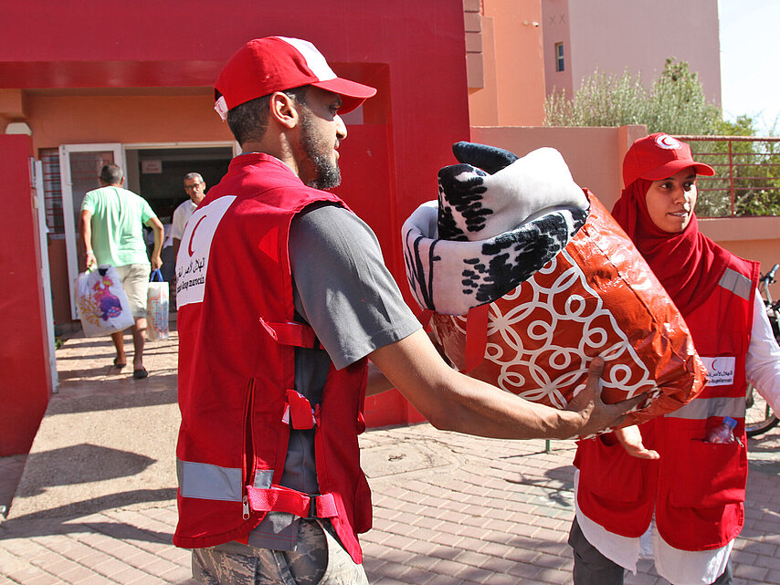 Marokkanischer Roter Halbmond verteilt Hilfsgüter 