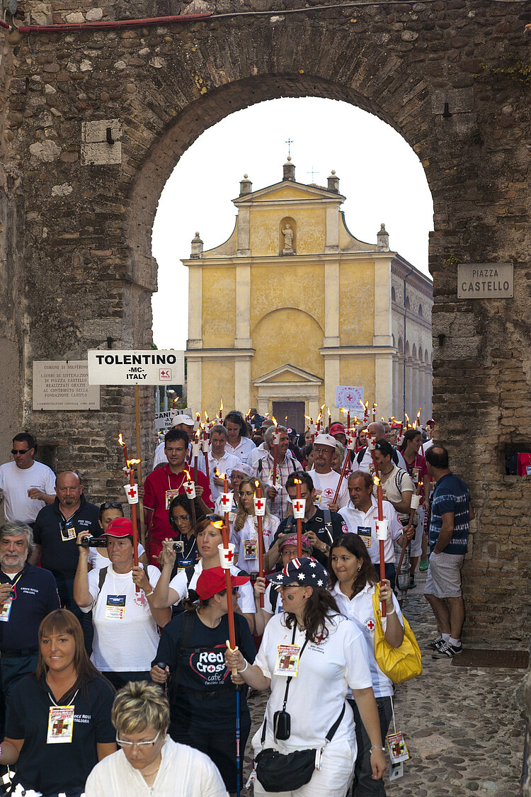 Aufbruch des internationalen Zuges in Solferino (Jörg F. Müller / DRK)