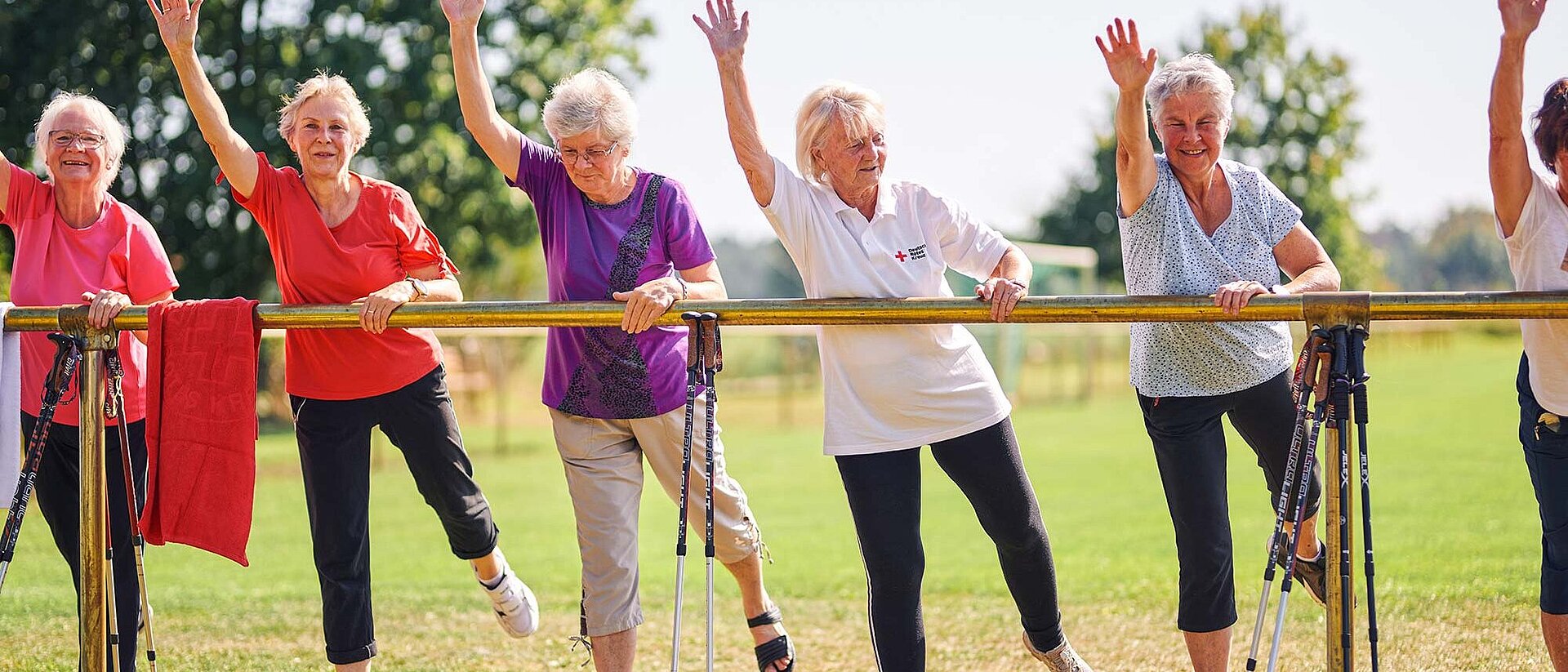 Seniorinnen machen Gymnastik im Freien