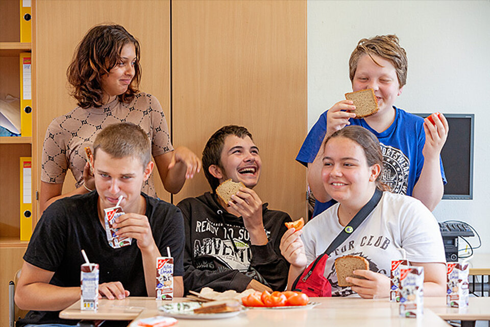 Kinder essen Frühstück und lassen gemeinsam