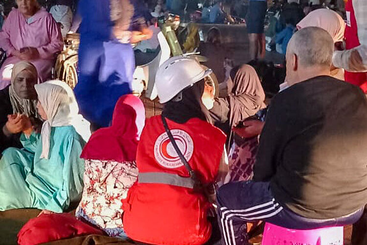 Helferin des Marokkanischen Roten Halbmonds im Einsatz auf der Straße in der Nacht des Erdbebens.