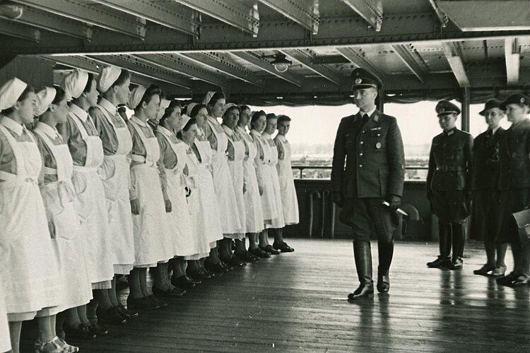 DRK-Schwestern in Reihe vor uniformiertem Mann