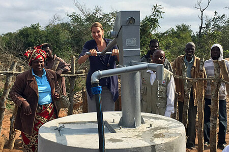 Foto: Einweihung eines Brunnens mit Einwohnern und DRK-Delegierter im mosambikanischen Giuja