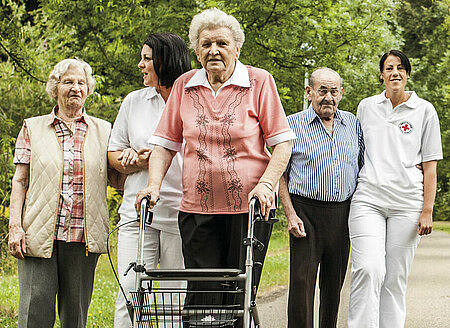 Betreute Seniorengruppe beim Spaziergang im Rahmen des betreuten Wohnens