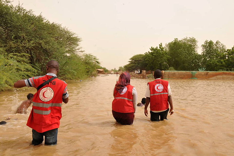 Sudanesische Rothalbmond-Freiwillige im Hochwasser