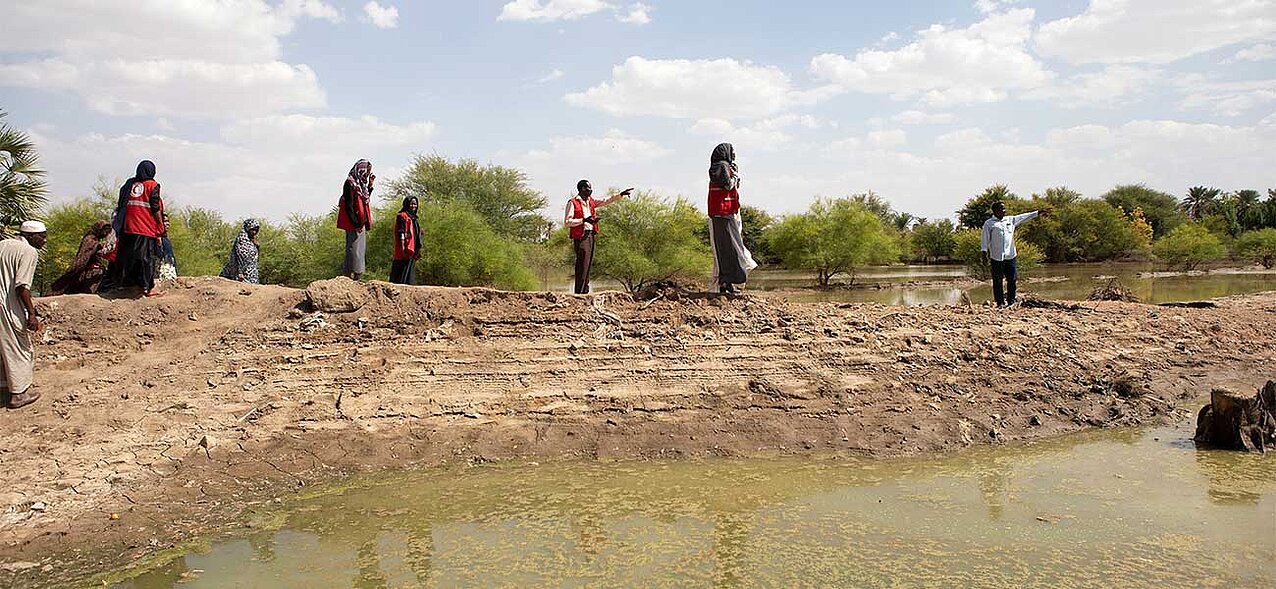 Rothalbmond-Freiwillige bei Überschwemmung im Sudan