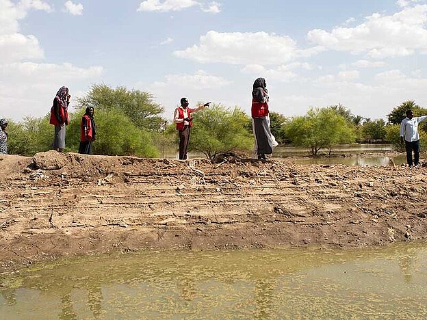 Rothalbmond-Freiwillige bei Überschwemmung im Sudan
