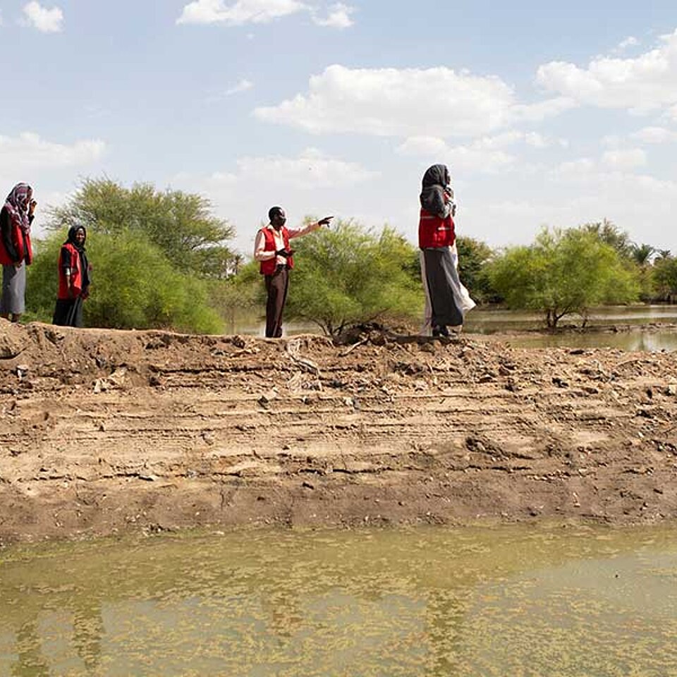 Rothalbmond-Freiwillige bei Überschwemmung im Sudan