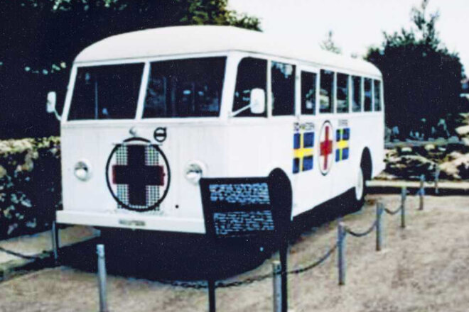 Der "weiße Bus" in der Gedenkstätte Yad Vashem in Jerusalem. Foto aus dem Rotkreuz-Museum Luckenwalde (Reproduktion: Jörg F. Müller / DRK)