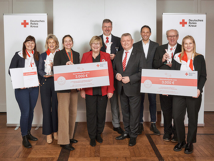 Gruppe mit Preistafeln