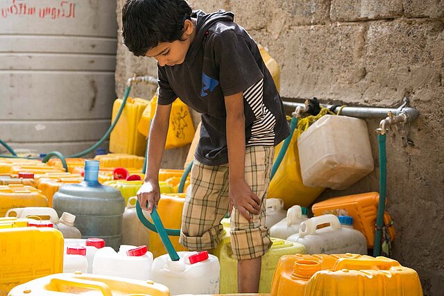 Junge mit Wasserkanistern Im Jemen 