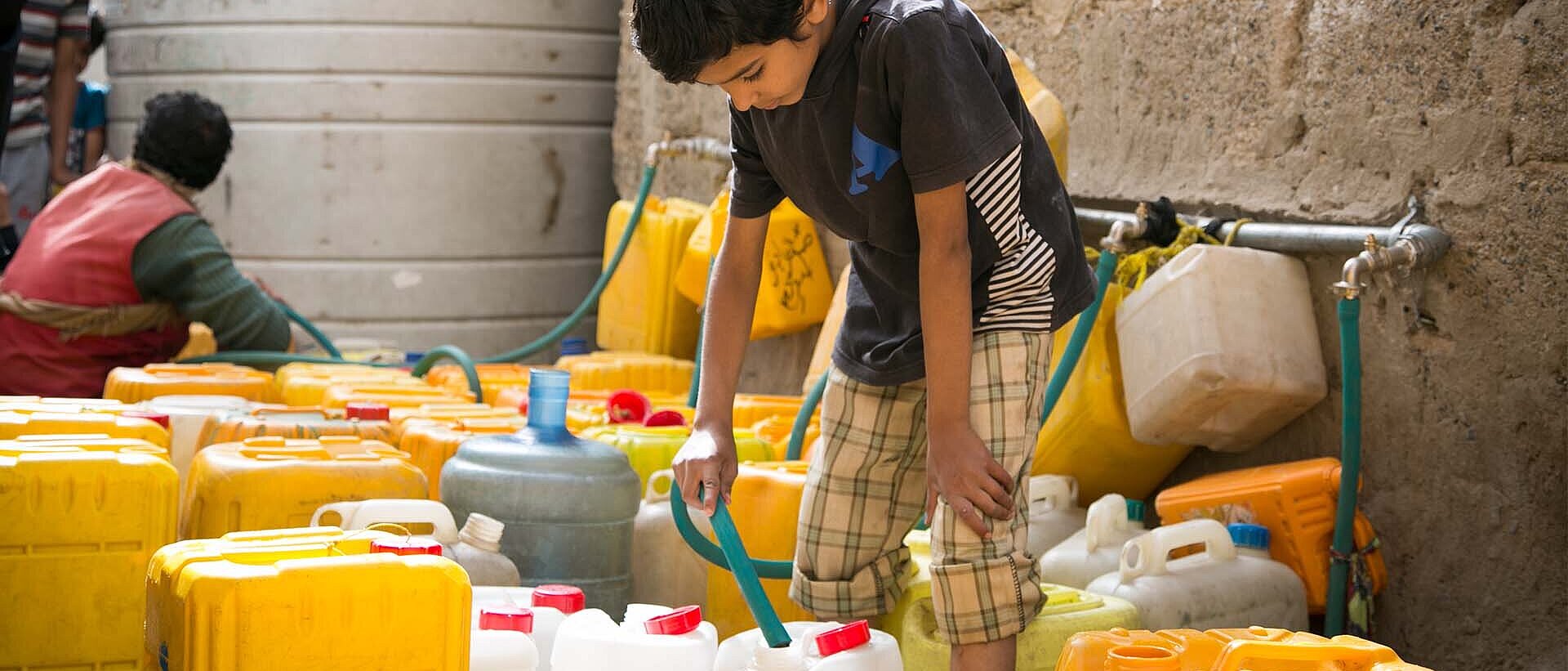 Junge mit Wasserkanistern Im Jemen 