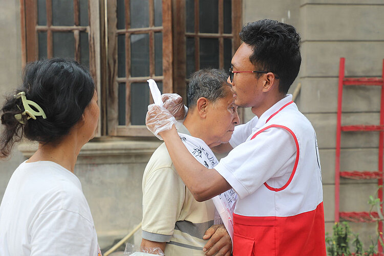 Rotkreuzmitarbeiter leistet Erste Hilfe nach Erdbeben in Myanmar 