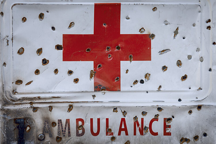 Foto: Eine durch Granaten beschädigte Tür eines Einsatzwagens des Roten Kreuzes