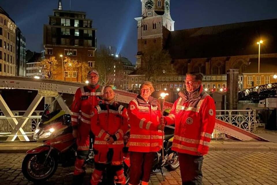 Ehrenamtliche des KV Steinburg mit der DRK-Fackel