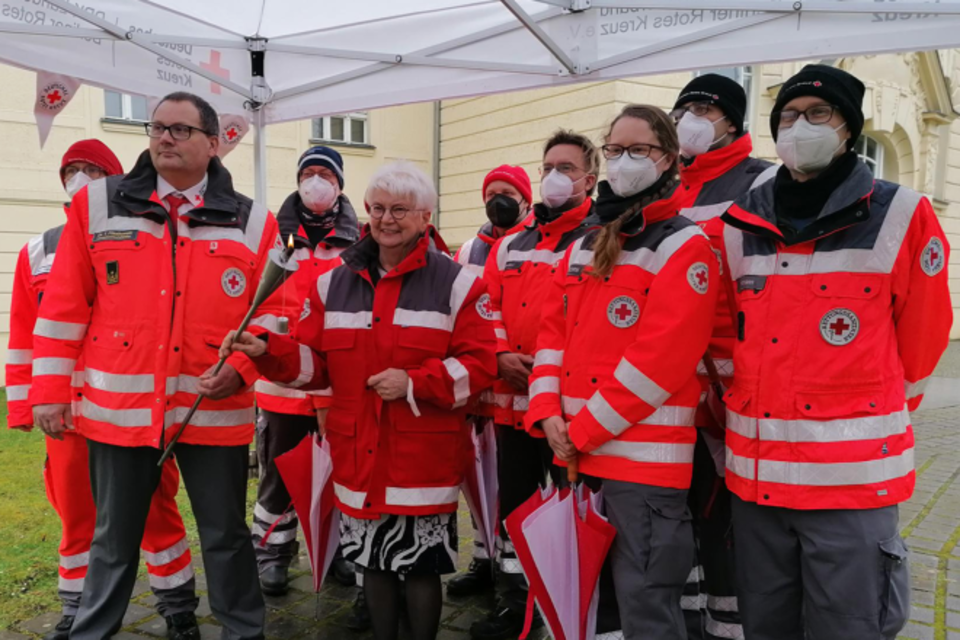 DRK Präsidentin Gerda Hasselfeldt mit Ehrenamtlichen des LV Berlin