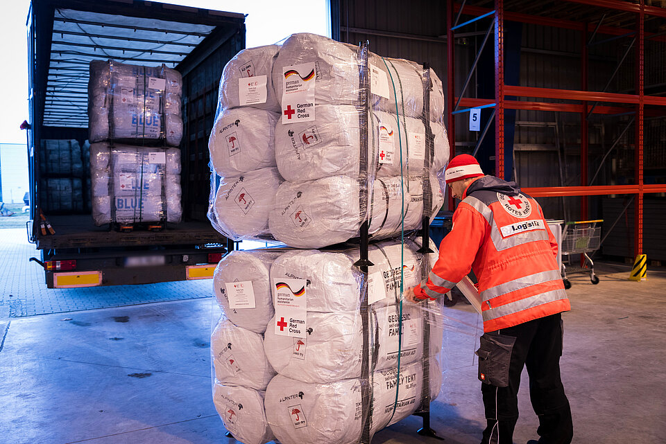 Hilfsgüter für den Gazastreifen werden in einen LKW verladen