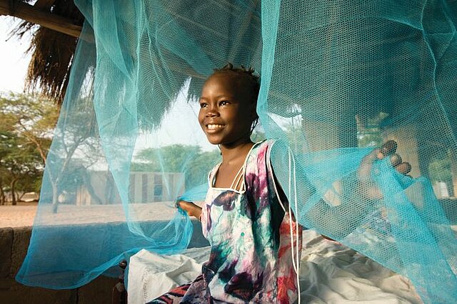 Mädchen mit Moskitonetz im Senegal 