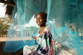 Mädchen mit Moskitonetz im Senegal 