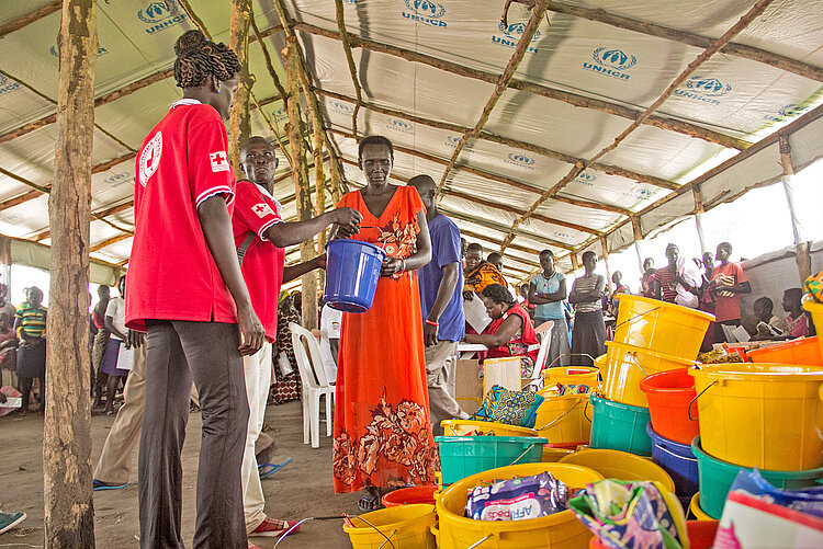 Rotes Kreuz verteilt Hilfsgüter in Uganda für Flüchtlinge
