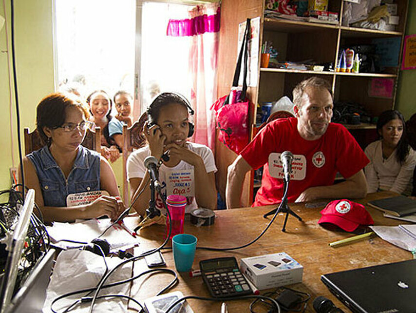 Foto: DRK-Delegierter in einer philippinischen Radiostation