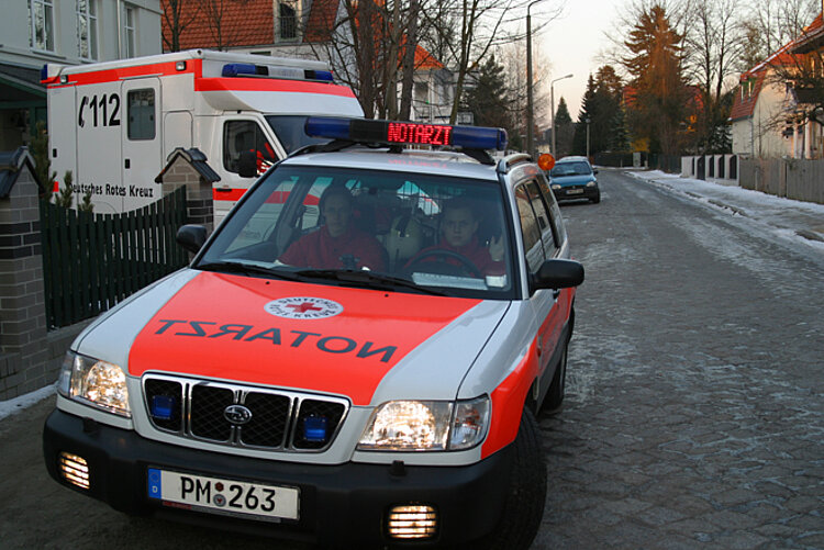 Notarzt und Rettungswagen fahren los