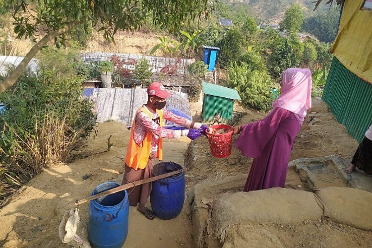Helfer sammelt Haushaltsmüll