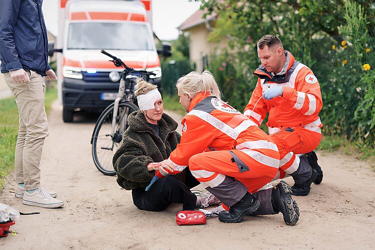 Rettungsdienst versorgt verletzte Fahrradfahrerin